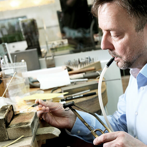 Über uns 2 Goldschmiedemeister Burkharf Adam bei der Arbeit in der Werkstatt