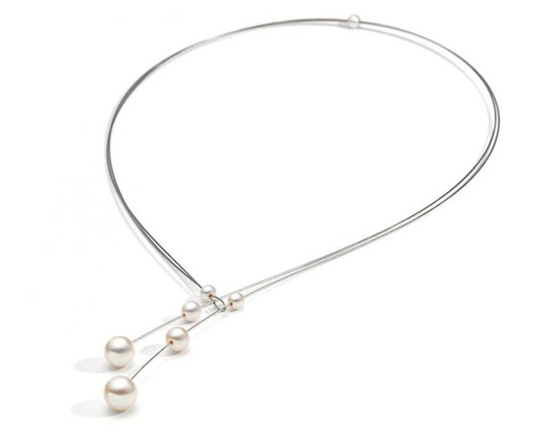Schmuck 4 Eva Strepp Collier - Edle Perlen auf Schnurr und das ganze in klaren Linien gehalten.