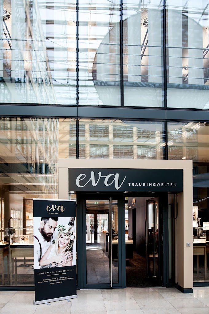Entdecken Sie den einladenden Eingangsbereich der Eva Trauringwelten in Hagen, direkt zugänglich vom Foyer der Sparkasse. Der erste Schritt zu Ihrer persönlichen Trauringberatung.