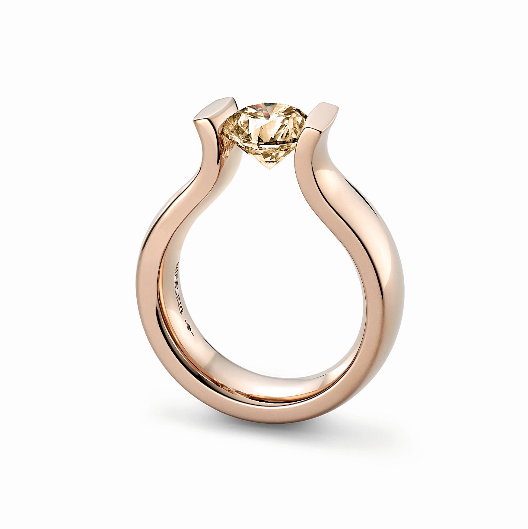 Verlobungsringe Roségold 19 Niessing Spannring Lucia, 750 Roségold, mit stehend gefasstem Brillant. Deutsche Handwerkskunst, erhältlich bei EVA Trauringwelten in Hagen.