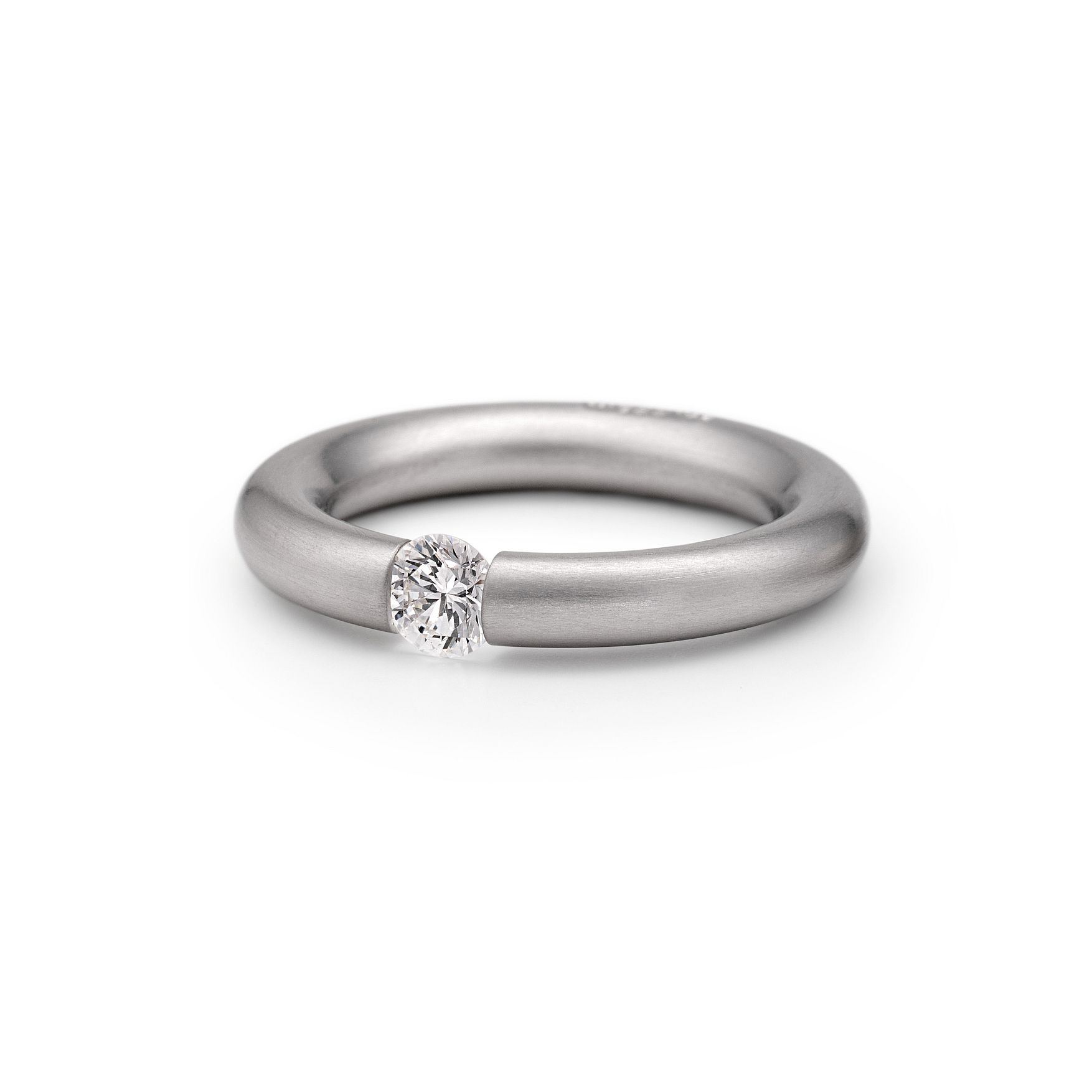 Verlobungsringe Platin 15 Niessing Spannring Rund, gefertigt aus hochwertigem Platin und besetzt mit einem funkelnden Brillanten. Made in Germany. Erhältlich bei EVA Trauringwelten in Hagen.