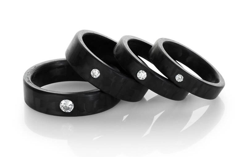 Exklusive Carbon-Trauringe mit funkelnden Brillanten in verschiedenen Breiten – moderne und elegante Eheringe von TitanFactory.