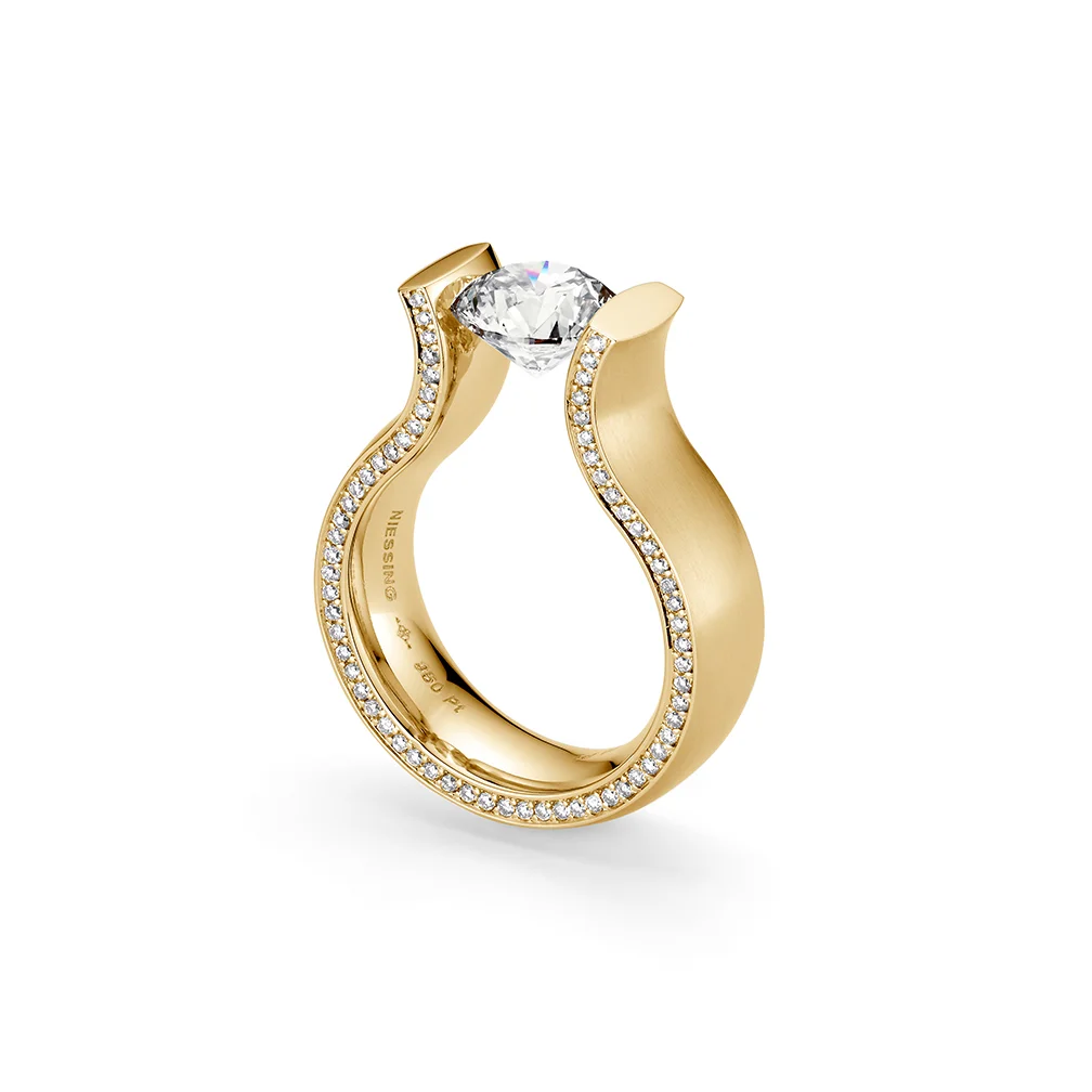 Verlobungsringe Gelbgold 17 Niessing Spannring Lucia Highlights, Modell N341921, 5.5mm, 1.5ct VS Diamant in Classicyellow. Deutsche Handwerkskunst, erhältlich bei EVA Trauringwelten in Hagen.
