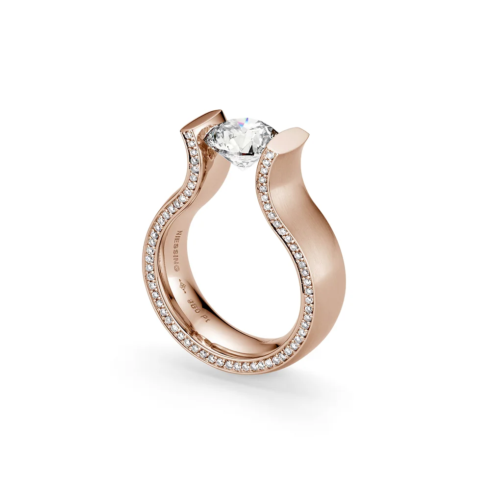 Verlobungsringe Rosewood 20 Niessing Spannring Lucia Highlights, Modell N341921, 5.5mm Diamant, 1.5ct VS, Farbe Rosewood. Made in Germany, erhältlich bei EVA Trauringwelten in Hagen.