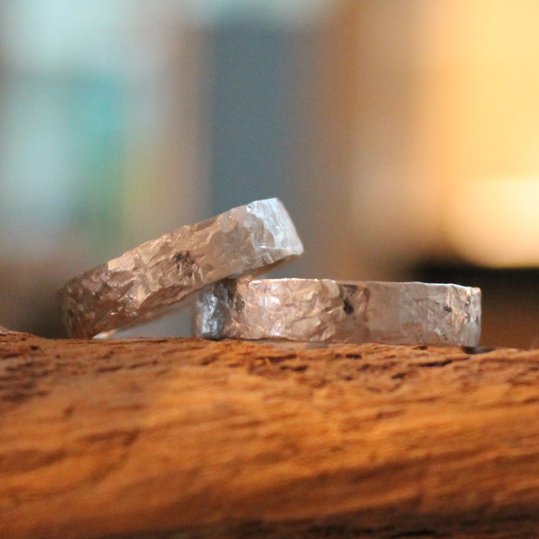 Trauringe Platin 65 Handgearbeiteter Platinring mit Hammerschlag-Dekor von Meistergoldschmiede Adam in Hagen